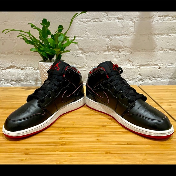 Air Jordan 1 Mid Black Red ‘Bred’ Sneakers 👟 - Picture 4 of 10